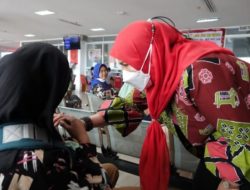 Walikota Bandar Lampung Eva Dwiana Memantau Petugas Pelayanan Satu Pintu