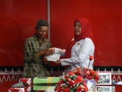 Walikota Eva Dwiana Menyerahkan Bantuan Kepada 22 Korban Kebakaran dan Bantuan Pengobatan
