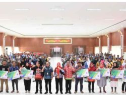 Walikota Eva Dwiana Menyerahkan Bantuan Asuransi Kecelakaan Kerja Kepada Nelayan