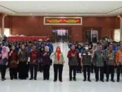 Eva Dwiana Bersama Deddy Amarullah Hadiri Penyerahan Keputusan Walikota Tentang Pemberhentian Pegawai ASN Yang Memasuki BUP
