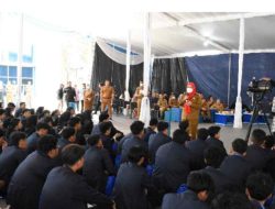 Walikota Eva Dwiana Beri Hadiah 2 Umrah Gratis Kepada Mahasiswa Baru Darmajaya