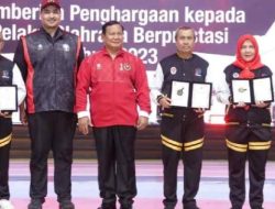Menpora RI Memberikan Penghargaan Kepada Walikota Bandar Lampung Eva Dwiana Sebagai Pembina Olahraga Terbaik