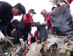 Walikota Bandar Lampung Eva Dwiana Ikut Serta Dalam Clean Up Pantai Bersama Komunitas Pandawara