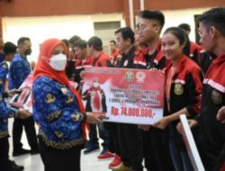 Pemkot Bandar Lampung Membagikan Uang Pembinaan Kepada Atlet dan Pelatih Porprov Lampung