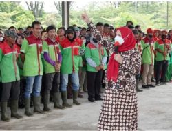 Walikota Eva Dwiana Menyerahkan Bantuan Beras Kepada DLH Oleh Pemkot Bandar Lampung