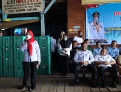Walikota Kota Bandar Lampung Eva Dwiana Memberi Bantuan Kepada 100 Nelayan di Pasar ikan Gudang Lelang
