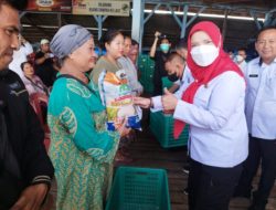 Pemkot Bandar Lampung Melalui DKP Memberikan Bantuan Kepada Pedagang Ikan di Pasar Gudang Lelang