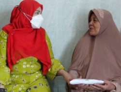 Eva Dwiana Memberi Bantuan Kepada Korban Kebakaran di Jalan Imam Bonjol