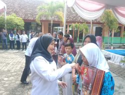 Walikota Bandar Lampung Eva Dwiana Serahkan Bantuan Perlengkapan Sekolah SD Dan SMP Se-Kota Bandar Lampung