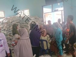 Kelurahan Kota Alam Kabupaten Lampung Utara Salurkan Bantuan Beras Pemerintah Hampir 12 Ton