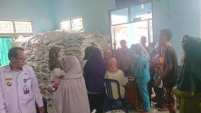 Kelurahan Kota Alam Kabupaten Lampung Utara Salurkan Bantuan Beras Pemerintah Hampir 12 Ton
