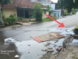 “Lapor Walikota…!!!Camat Metro Pusat Lalai Tangani Air Comberan Busuk Tergenang di Badan Jalan.