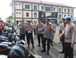 Kapolres Metro Cek Perlengkapan Personil Pengamanan TPS Pemilu 2024
