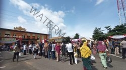 Sambut Bulan Puasa, Emak-Emak Rela Antre Panas-Panas di Pasar Murah Polda Lampung