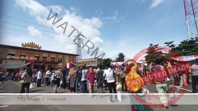 Sambut Bulan Puasa, Emak-Emak Rela Antre Panas-Panas di Pasar Murah Polda Lampung