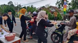 Pengurus Cabang Pegerakan Mahasiswa Islam Indonesia (PMII) Bagi Bagi Takjil Ke Pengguna Jalan