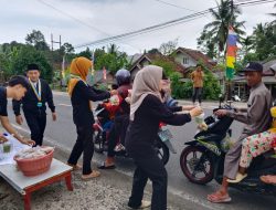 Pengurus Cabang Pegerakan Mahasiswa Islam Indonesia (PMII) Bagi Bagi Takjil Ke Pengguna Jalan
