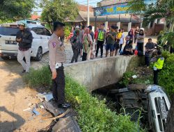 Karna Mengantuk, Mobil Expander Tabrak Suzuki Karimun Hingga Masuk Parit