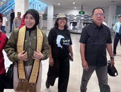 Ketua DPRD Mingrum Sambut Kedatangan Siti Atiqoh di Bandara Raden Intan II