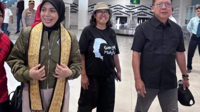 Ketua DPRD Mingrum Sambut Kedatangan Siti Atiqoh di Bandara Raden Intan II