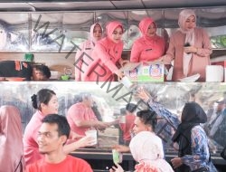 Bhayangkari Daerah Lampung Bagikan Makanan Gratis ke Pemudik