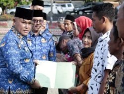 Bupati Lampung Selatan Serahkan Sertifikat Tanah pada 14 Warga Penerima Bedah Rumah