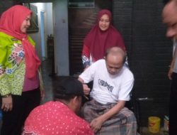 Walikota Bandar Lampung Eva Dwiana Beri Alat Bantu Disabilitas