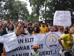 Dugaan Dijebolnya Tanggul dengan Sengaja, Ratusan Warga Geruduk Kantor Perumahan Citra Garden