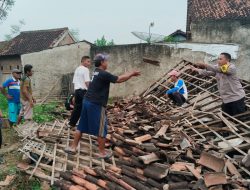 Polisi dan Warga Kompak Bersihkan Puing Puing Rumah Tua Yang Roboh