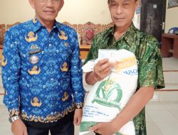 Kepala Pekon Sinarwaya Bagikan Langsung Bantuan Beras Kemasyarakatan Penerima