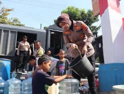 Kerahkan Water Canon, Polisi Bantu Warga Yang Kesulitan Air Bersih di Bandar Lampung