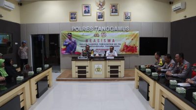 Hari Bhayangkara ke-78, Polres Tanggamus Berikan Beasiswa pada 3 Pelajar Berprestasi
