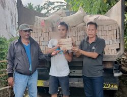 BPBD Serahkan Bantuan pada Warga Negara Batin yang Rumahnya Hanyut Terbawa Banjir