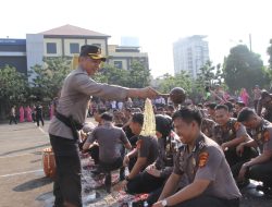 Tradisi Siraman Air Kembang dan Water Canon Warnai Acara Kenaikan Pangkat Personel Polresta Bandar Lampung