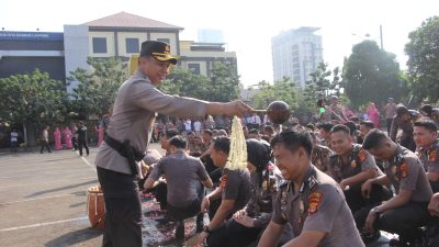 Tradisi Siraman Air Kembang dan Water Canon Warnai Acara Kenaikan Pangkat Personel Polresta Bandar Lampung