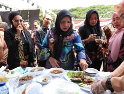 Lampung Expo 2024, Walikota Eva Dwiana Cicipi Jajanan Pasar dan Masakan Khas Lampung
