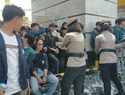 Polwan Lampung Bagikan Air Mineral kepada Mahasiswa dalam Aksi Unjuk Rasa di Gedung DPRD