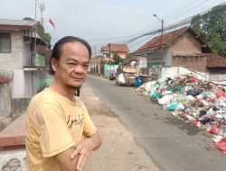 Sampah Berserakan Menumpuk di Tepi Jembatan Sungai Wayhalim: Fasilitas Tak Memadai