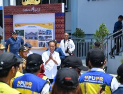 Prajurit Brigif 4 Mar/BS melaksanakan pengamanan kunjungan Presiden Republik Indonesia Ir. H. Joko Widodo ke Provinsi Lampung