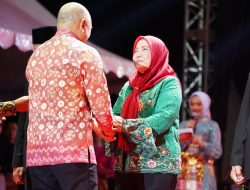 Mantap ! Bunda Eva Raih Penghargaan Satyalancana Wira Karya