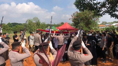 Polres Metro Gelar Upacara Pemakaman Kapolsek Gunung Agung