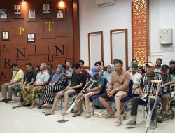 PLN dan Yayasan Baitul Maal PLN UPT Tanjung Karang Beri Bantuan 63 Penyandang Disabilitas