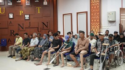 PLN dan Yayasan Baitul Maal PLN UPT Tanjung Karang Beri Bantuan 63 Penyandang Disabilitas