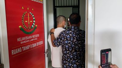 Polisi Limpahkan Oknum Guru Tersangka Pencabulan Murid SD Ke Kejaksaan Negeri Bandar Lampung