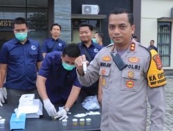 Sat Narkoba Polres Metro Gelar Tes Urine : Diikuti Kapolres dan Jajaran
