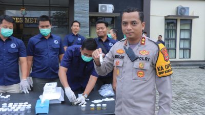 Sat Narkoba Polres Metro Gelar Tes Urine : Diikuti Kapolres dan Jajaran