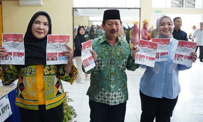 Wali Kota Bandar Lampung bersama Mantan dan Anak Coblos di TPS 05 Kelurahan Palapa