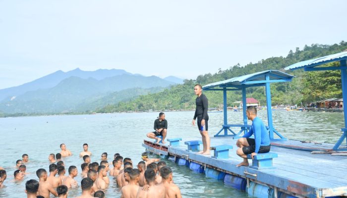 Tingkatkan Kemampuan Fisik Prajurit Batalyon Infanteri 7 Marinir Melaksanakan Renang