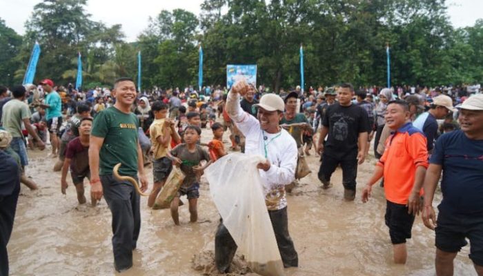 Masyarakat Antusias Ikuti Acara Gogoh Iwak Peringatan HUT Ke-16 Kabupaten Pringsewu