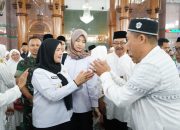 Bunda Eva Lepas  1500 Calon Jama’ah Haji di Masjid Al Furqon